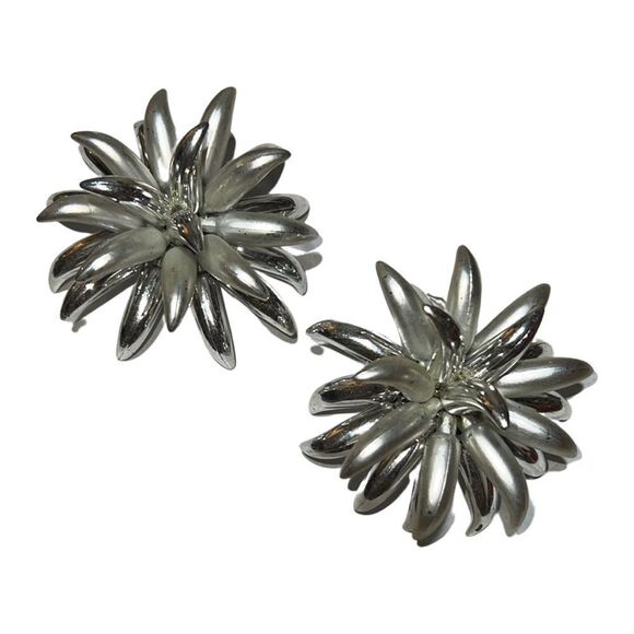 Vintage 1950s Silver Spiky Chrysanthemum Flower Clip On Earrings - Picture 6 of 6